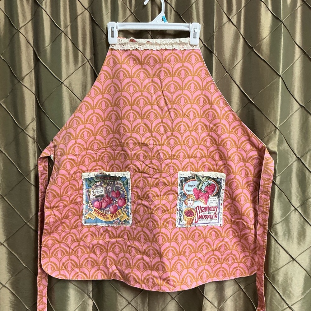 EUC- Vintage ‘Jann J’ Berry Themed Bibbed Apron